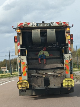 Spiderman dans un camion-poubelle