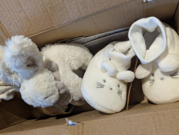 lapin en peluche et paire de chaussons