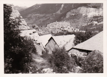 Vue sur la chapelle Saint-Hippolyte - Hautes-Alpes, 1972 Photo M.T.B.