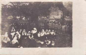 carte postale 1917 soldats et groupe de femmes