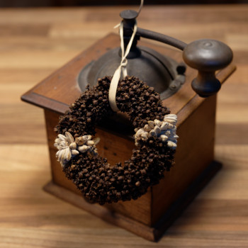 moulin à café antique et couronne de clous de girofle